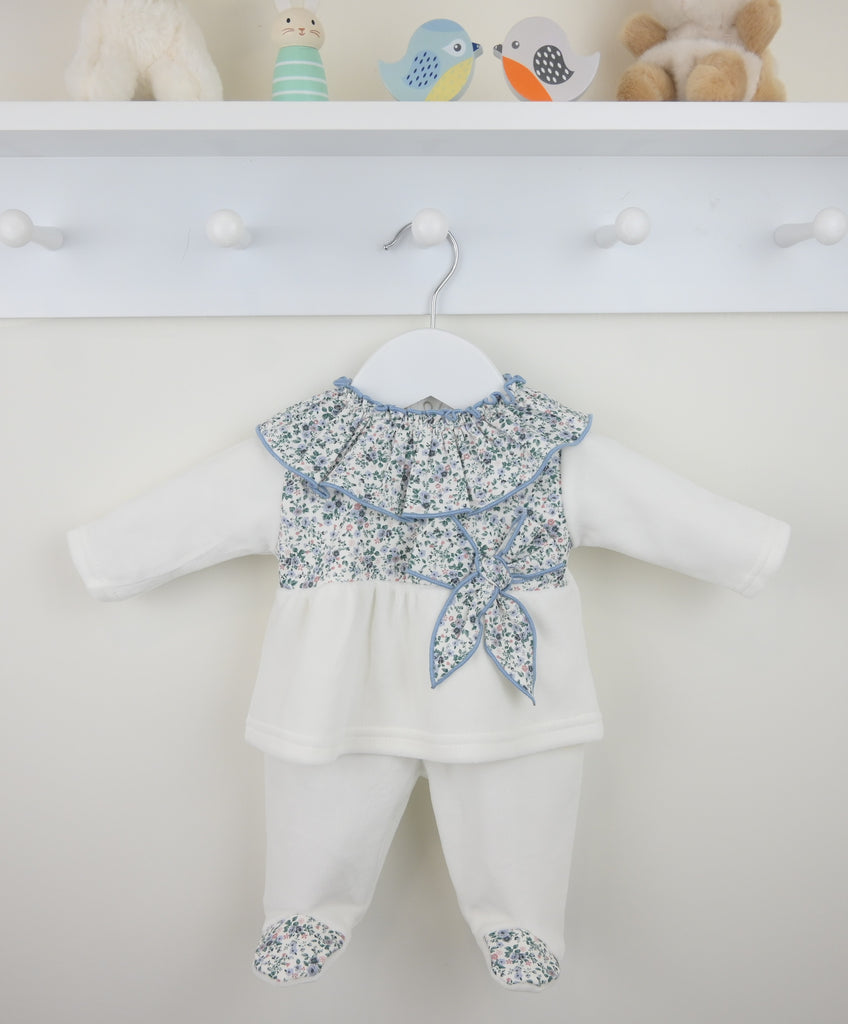 Amelia Outfit